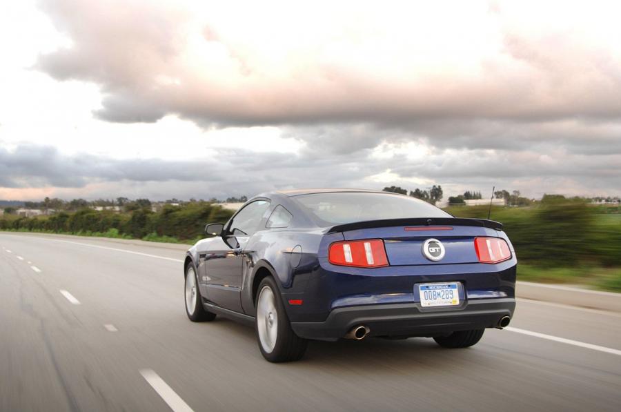  Ford Mustang GT 2010 года  (фото 33 из 213)